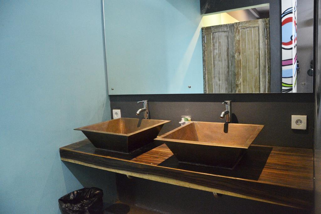 Nau Here Hostel Kuta  Bilik gambar